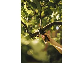 Секатор контактный FISKARS PowerStep с храповым механизмом