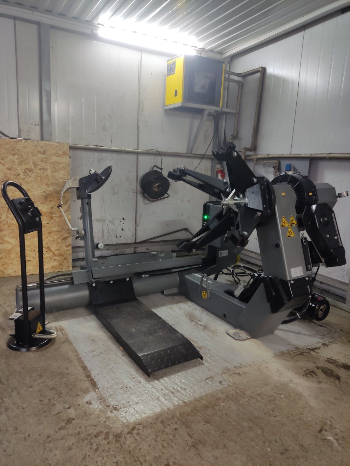 Стенд шиномонтажный для грузовых автомобилей до 26" Хорекс Авто LC588S