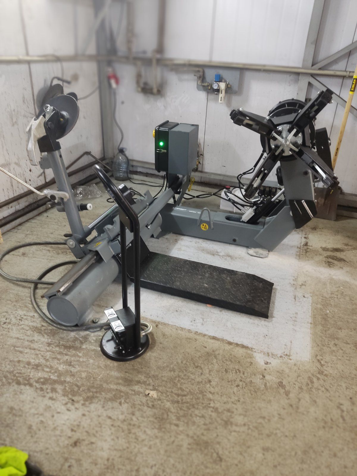 Стенд шиномонтажный для грузовых автомобилей до 26" Хорекс Авто LC588S