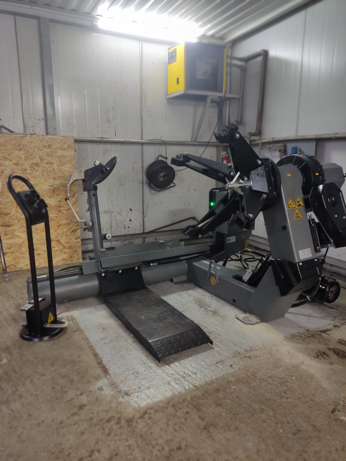 Стенд шиномонтажный для грузовых автомобилей до 26" Хорекс Авто LC588S