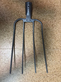 Вилы навозные из рельсовой стали 4-х рог.